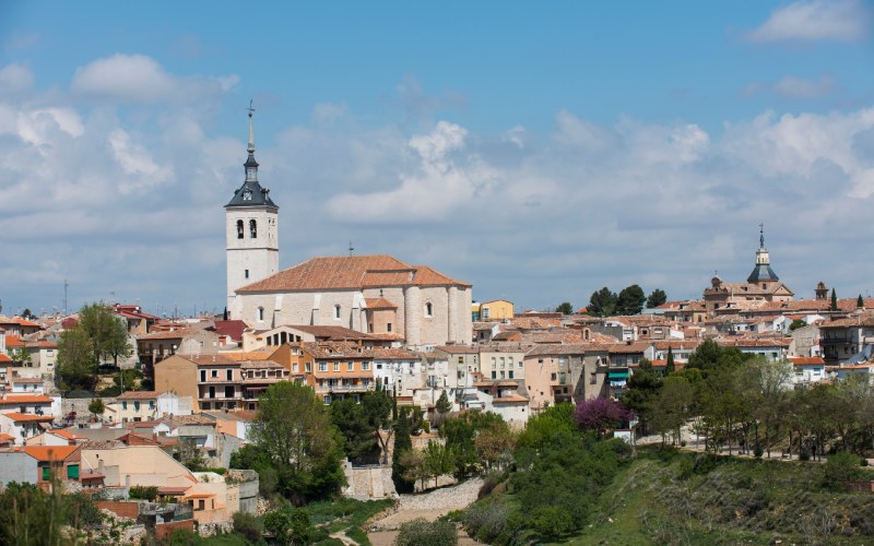 Vista de la villa de Colmenar de la Oreja, destacando su torre campanario