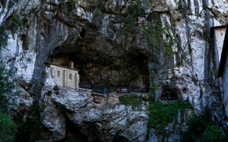 Vista de la famosa capilla en una cueva del Santuario de Covadonga desde abajo