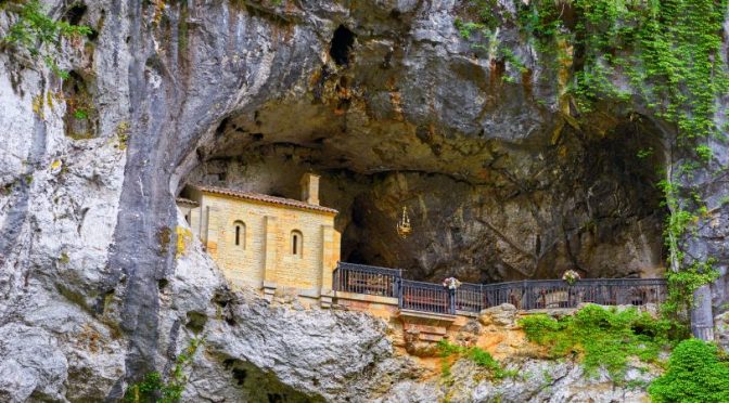 Iglesia en el lado del acantilado de la Santa Cueva de Cov