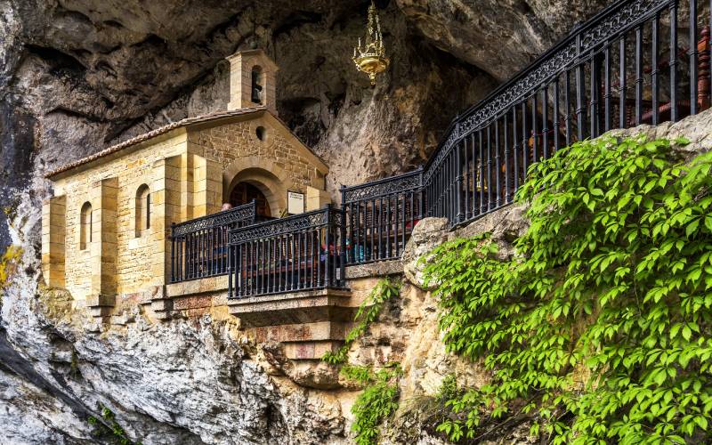 Vista lateral  de la Santa Cueva de Covadonga