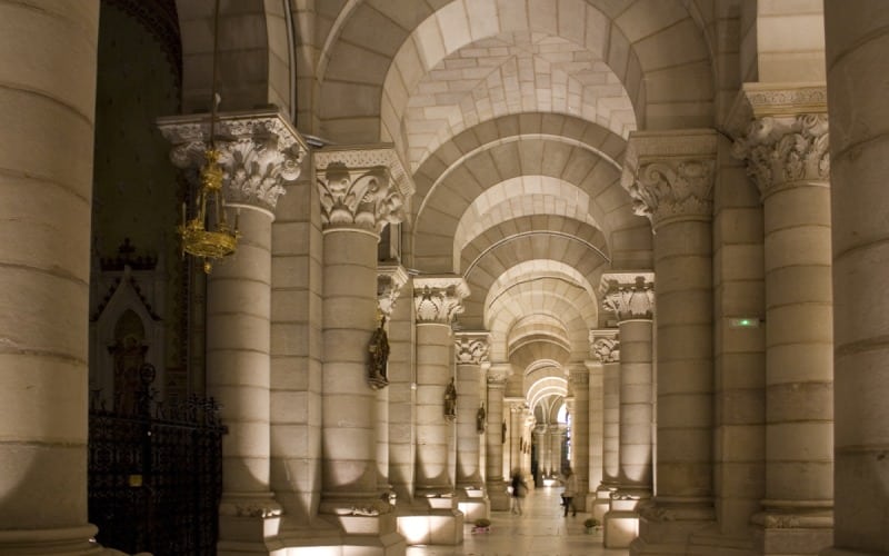 Detalle de las columnas de la cripta de la catedral de la Almudena