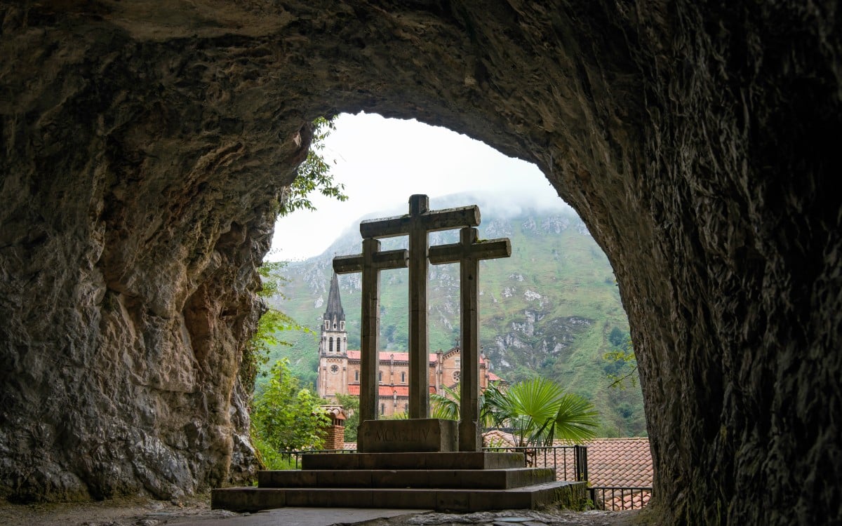 Cueva de Covadonga con la basílica al fondo