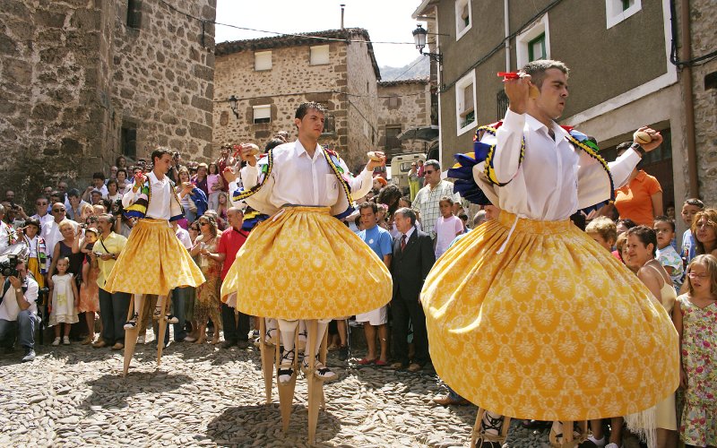 Danza de los Zancos de Anguiano, en plenas fiestas