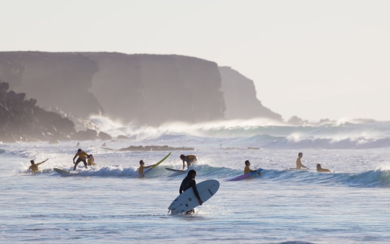 Surfistas en Piedra Playa en El Cotillo