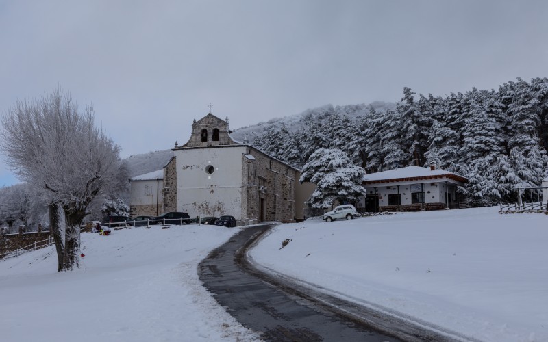 Imagen de la Ermita de Hontanares (en las afueras de Riaza) en un paisaje nevado