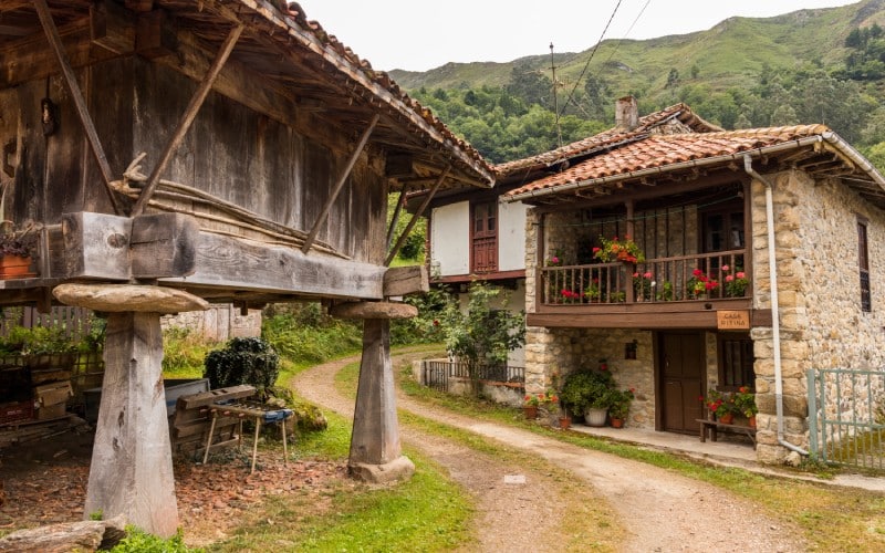 En Espinaréu pueden verse los clásicos horreos asturianos