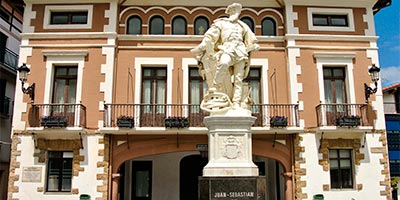Estatua Sebastian Elcano en Getaria