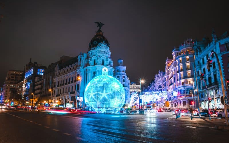 Visitar las luces navideñas es uno de los mejores planes de Navidad en Madrid