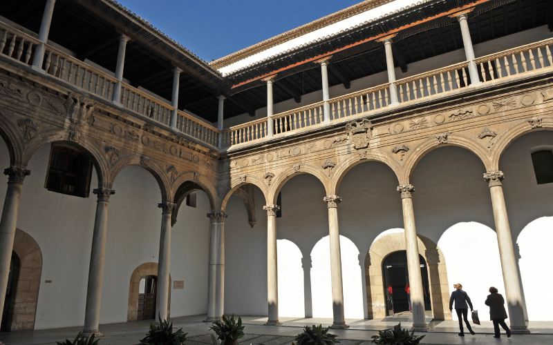 Los patios son uno de los fuertes del Hospital Real de Granada