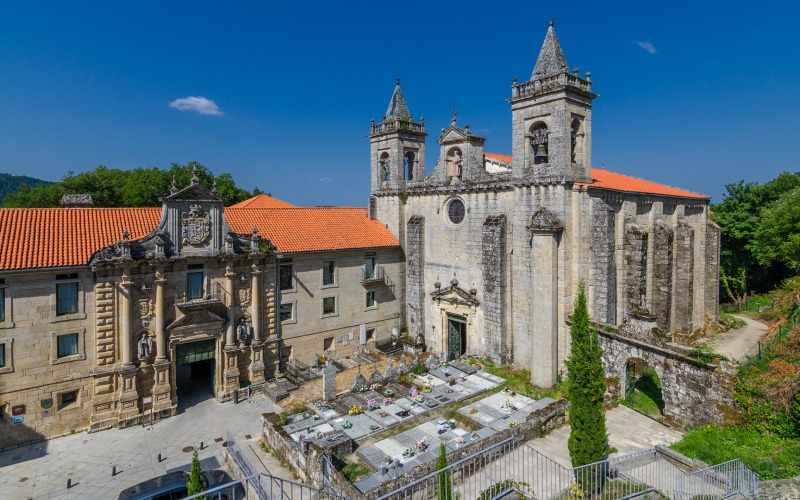 Cementerio, iglesia y fachada del monasterio