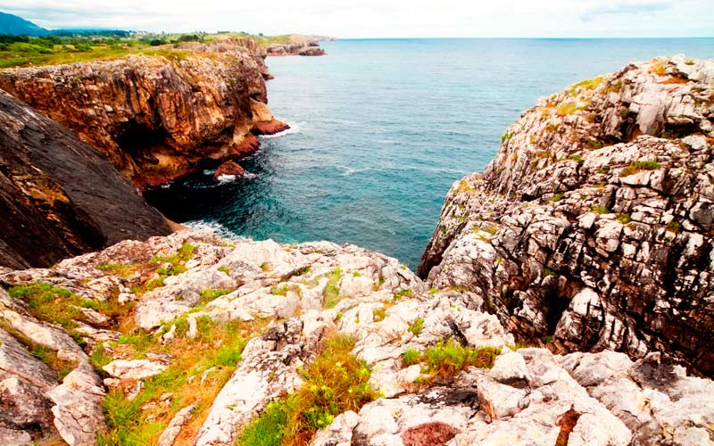 Costa de Asturias Oriental – Paisaje protegido y playa de Gulpiyuri