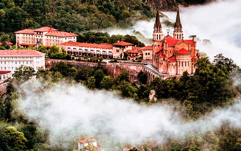 Monasterio de Covadonga entre la bruma de las montañas