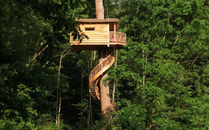 cabaña colgada de un árbol, 5 casas rurales para dormir en los árboles