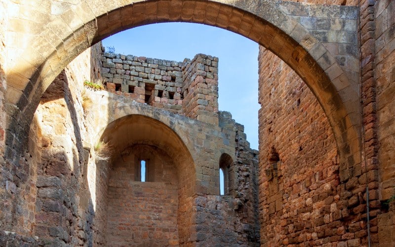 Muros del jardín interior del castillo de Loarre