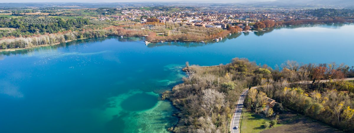 Paisaje del lago de Banyoles en la provincia de Girona, en la comunidad autónoma de Catalunya