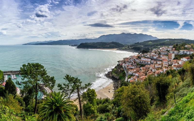 Vista panorámica de Lastres, uno de los pueblos marineros más populares de Asturias