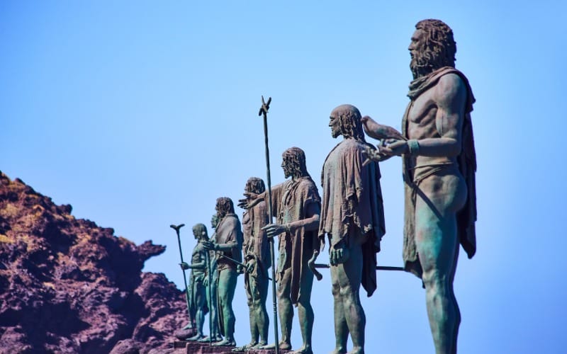 Estatuas de guanches en una plaza de Tenerife