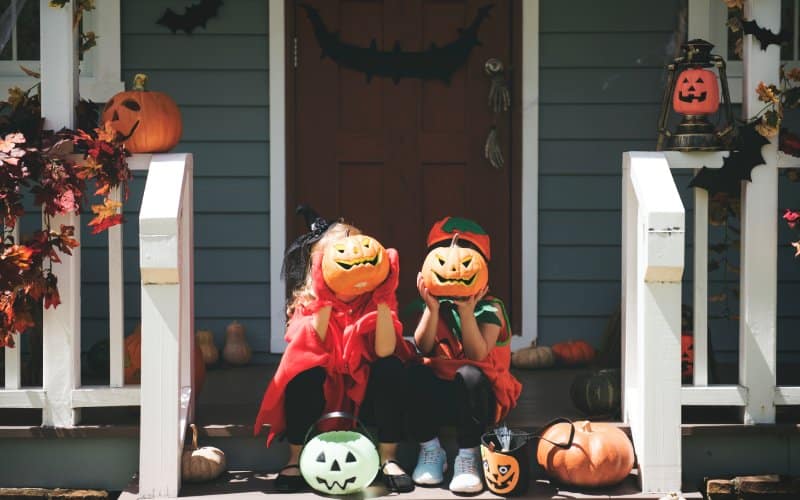 El típico porche estadounidense en Halloween con niñes y calabazas