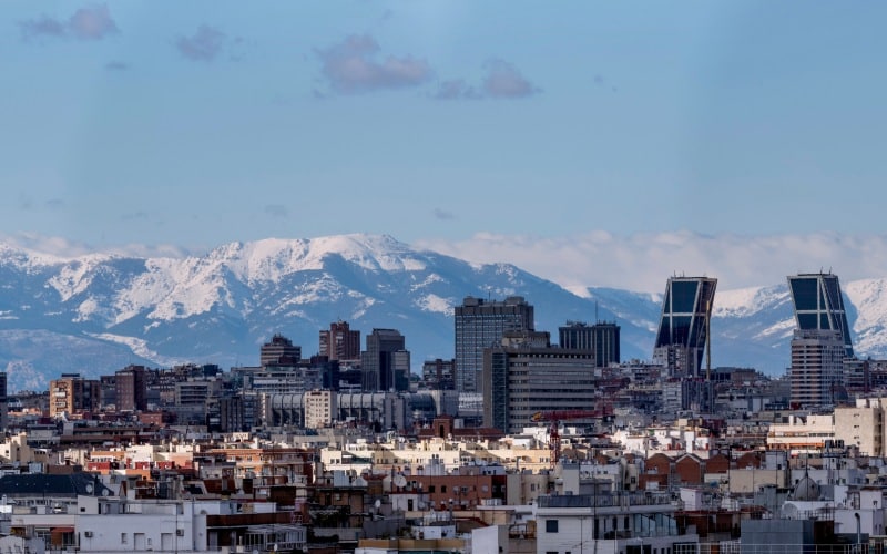 Panorámica de Madrid con la sierra de fondo