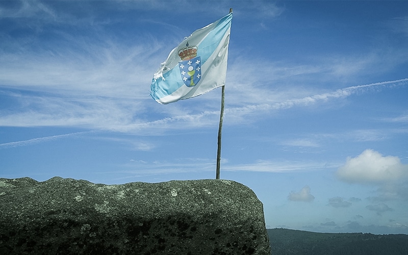 La bandera de Galicia ondea en el mirador de Penedos do Castro