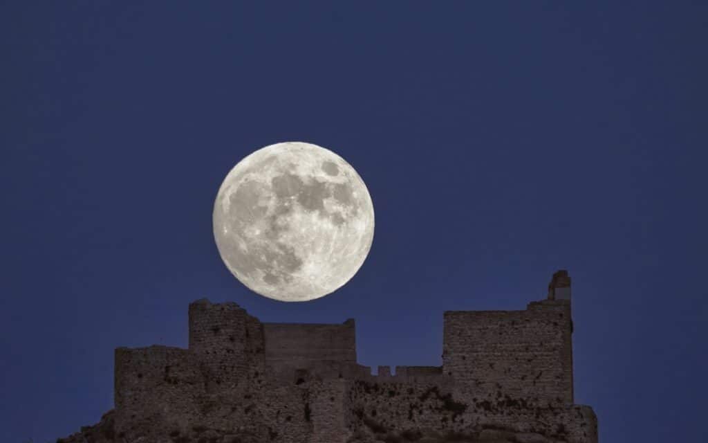 Luna llena sobre el castillo de Moclín