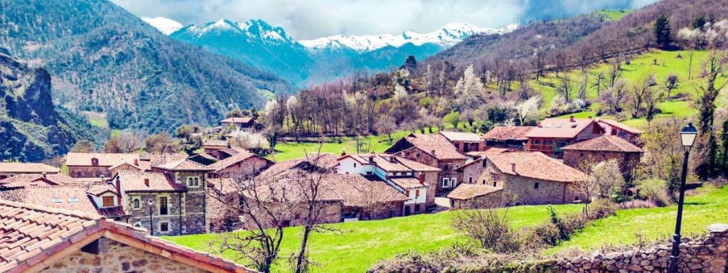 Día soleado en el pueblo de Mogrovejo en Cantabria