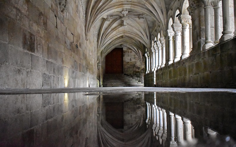 El monasterio de Santo Estevo es un lugar en el que realidad y ficción pueden confundirse.