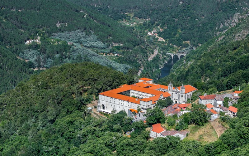 Monasterio de Santo Estevo de Ribas de Sil desde el mirador Penedos do Castro