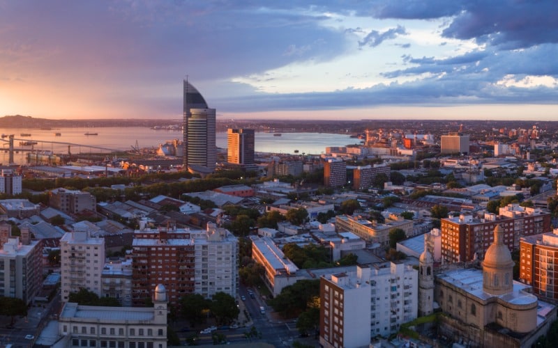 Panorámica de Montevideo y el océano