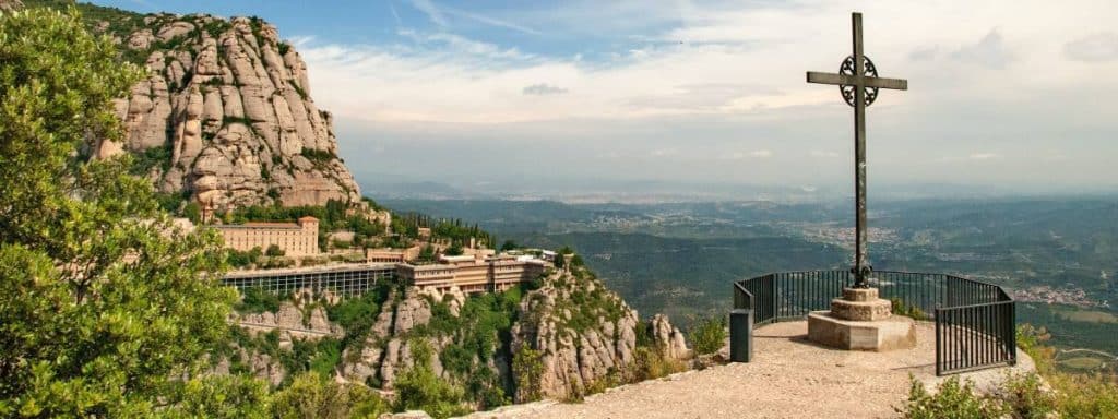 Vista aérea del Monasterio de Montserrat rutas senderistas por barcelona