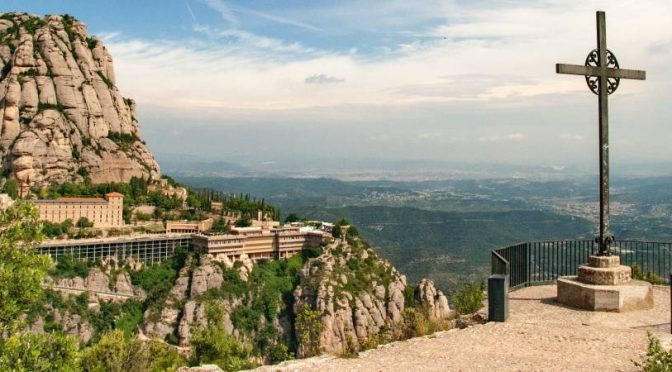 Vista aérea del Monasterio de Montserrat rutas senderistas por barcelona