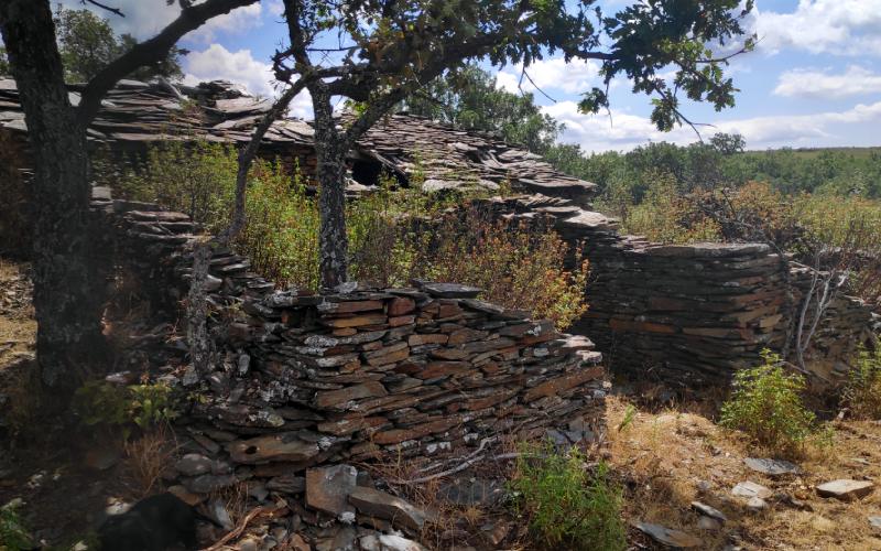 ruinas de una casa en los pueblos negros de Guadalajara
