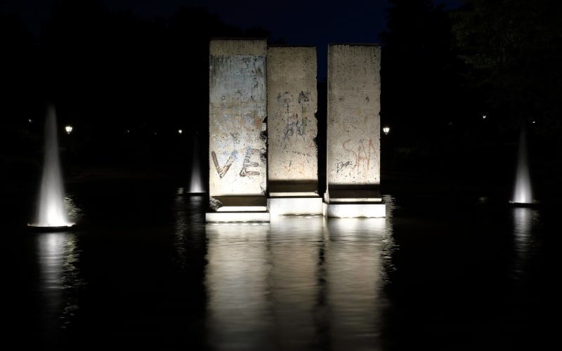 Fragmentos del Muro de Berlín en el parque del mismo nombre, en Madrid