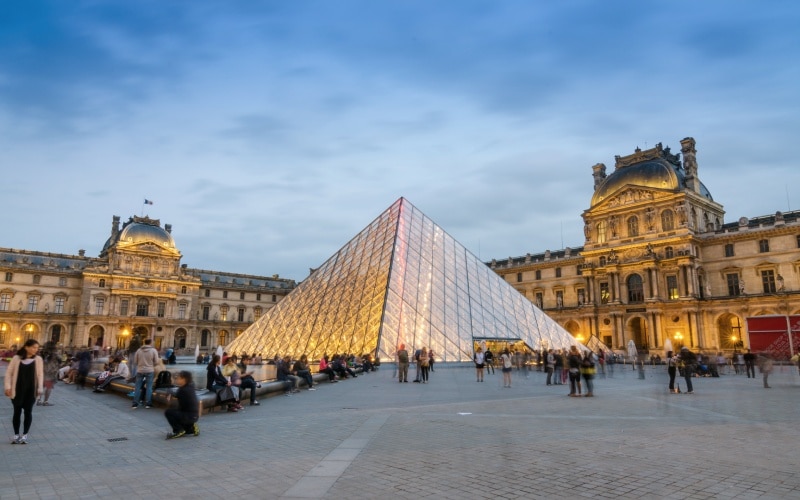 La reconocible imagen del Museo del Louvre