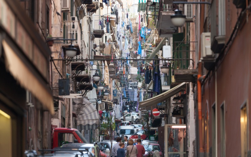 Las calles de los barrios españoles están siempre abarrotadas