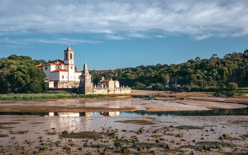 Esta iglesia y su cementerio forman una de las imágenes más llamativas de Asturias