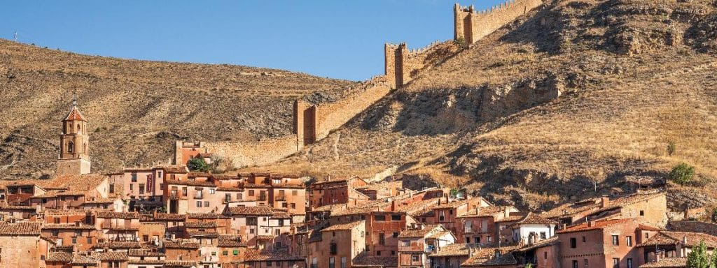 Panorámica pueblos medievales más bonitos de España Albarracín