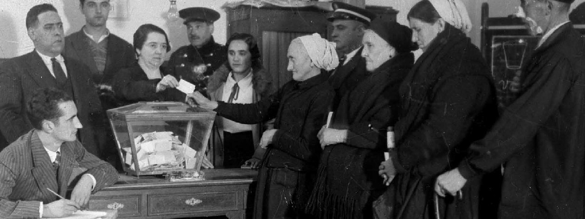 Mujeres votan el Estatuto Vasco durante la II República, historia de las elecciones generales en España