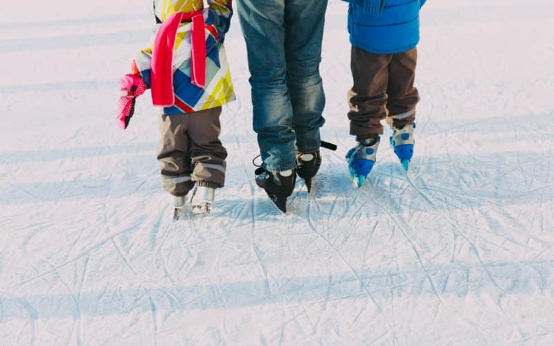 Familia patinando sobre hielo