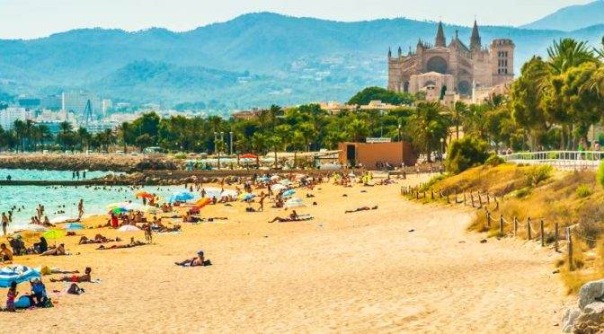 Playa de Mallorca con la catedral de fondo