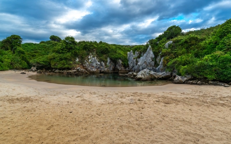 La Playa de Gulpiyuri ha pasado a ser un entorno muy valorado en Asturias