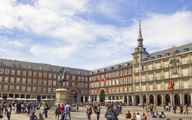 Comerse un bocadillo de calamares en la plaza Mayor de Madrid, un obligado en la capital