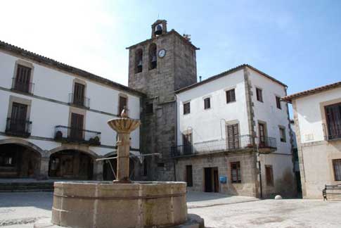 Fuente en la Plaza Mayor de San Martín de Trevejo y Torre-Campanario al fondo