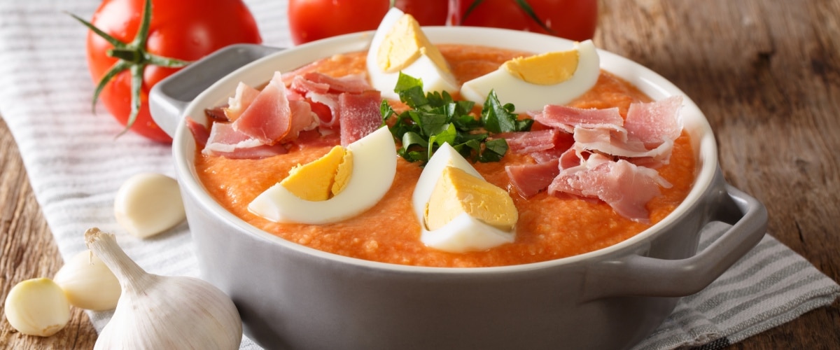 Plato de porra antequerana, una sopa fría ideal para el calor