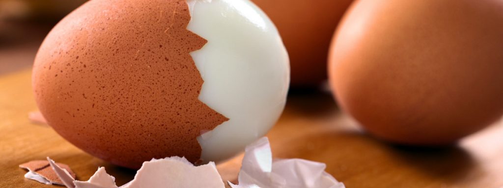 pelar un huevo duro, Cómo pelar un huevo duro sin acabar en desastre