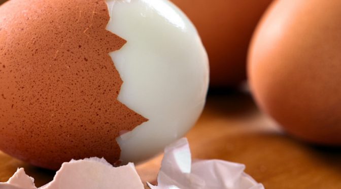 pelar un huevo duro, Cómo pelar un huevo duro sin acabar en desastre