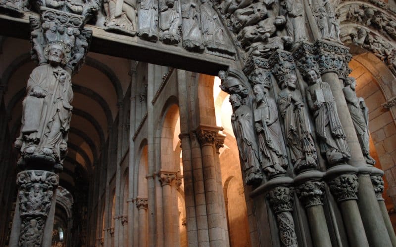 Foto del interior de la Catedral de Santiago de Compostela, del Pórtico de la Gloria