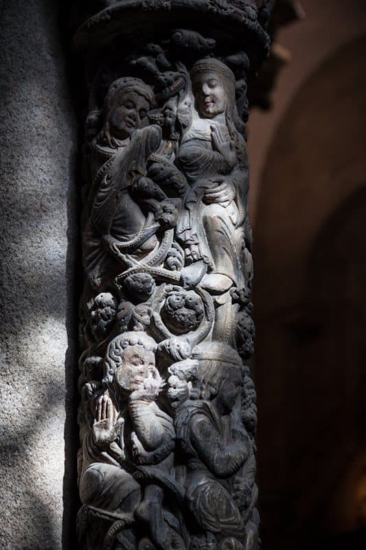 esculturas en una columna del pórtico de la gloria