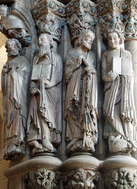 esculturas en una columna del pórtico de la gloria