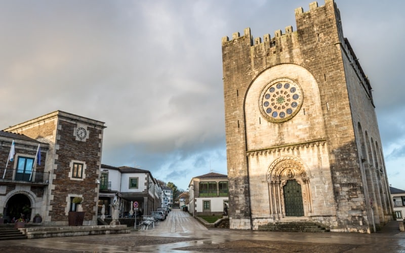 La iglesia-fortaleza de Portomarín fue trasladada piedra a piedra